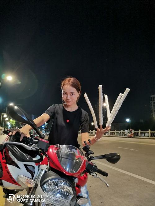 吃瓜赏月,共赏中秋佳话