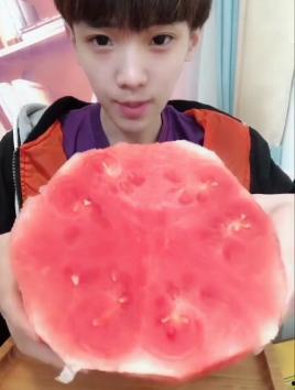 帅气男人吃瓜视频,帅气男人意外吃瓜，笑料百出