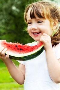 没事晒太阳吃瓜,没事晒太阳，悠然吃瓜度时光