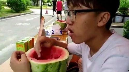 吃瓜体育生救人,体育生勇救落水生命