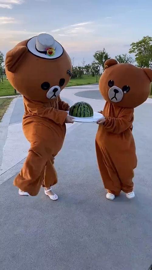 大熊吃瓜,一场味蕾与自然的邂逅