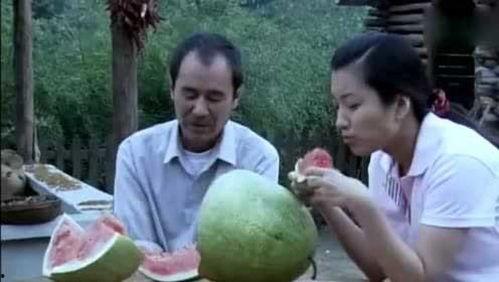 农村夫妇吃瓜